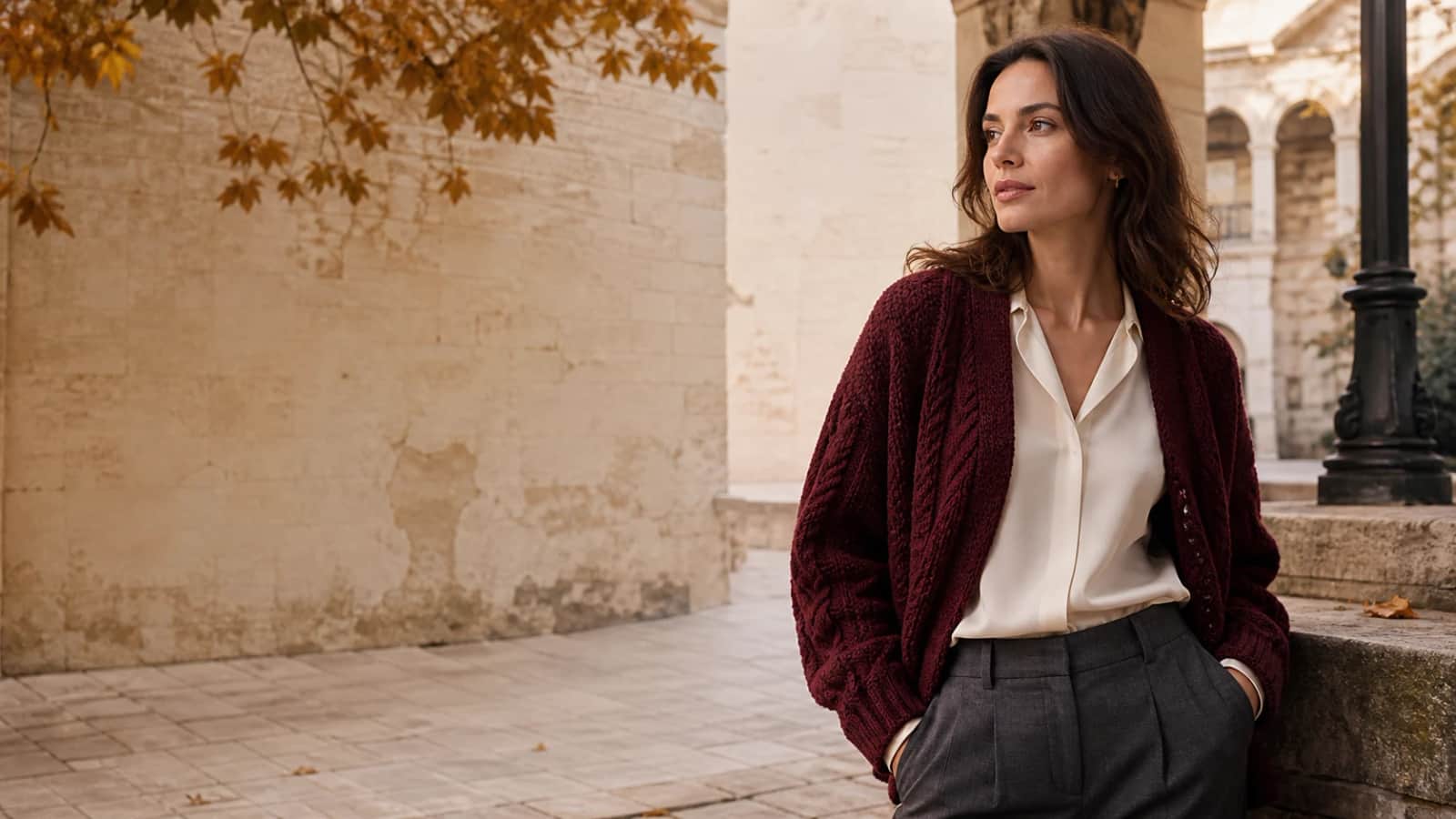 Lorea Wear sonbahar koleksiyonu, taş duvar önünde bordo triko hırka giyen model
